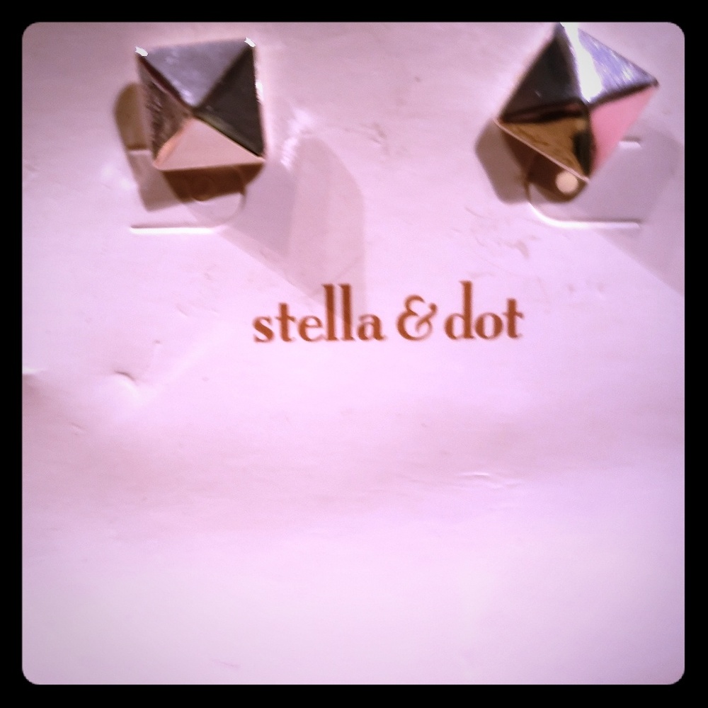 Stella & dot stud earring